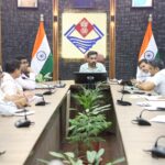 मुख्य सचिव श्री आनन्द बर्द्धन ने मंगलवार को सचिवालय में जिलाधिकारियों के साथ वीडियो कॉन्फ्रेंसिंग के माध्यम से बैठक ली